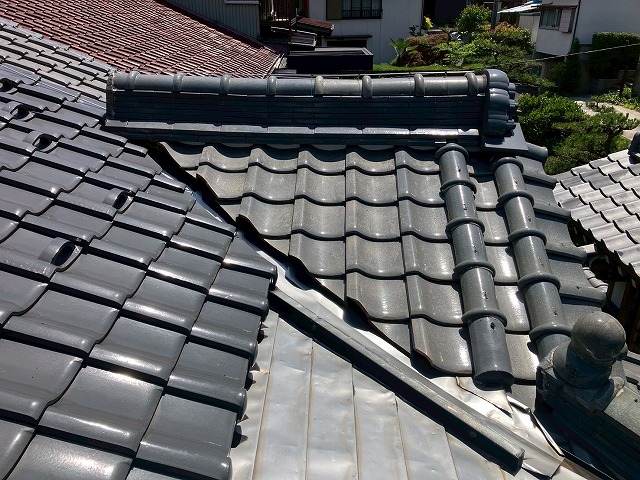 増設された屋根に谷板金が延長されている